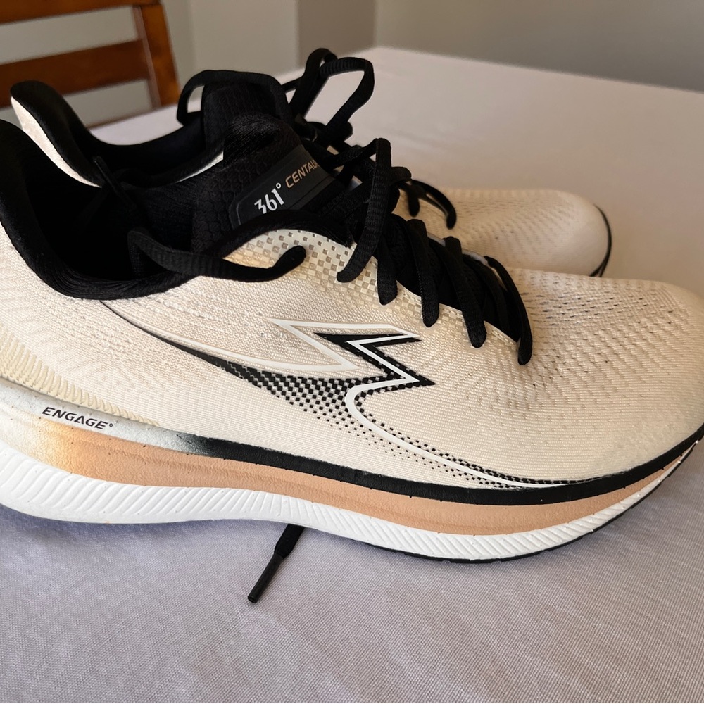 361 degrees Men's Athletic Shoes - Black and Cream